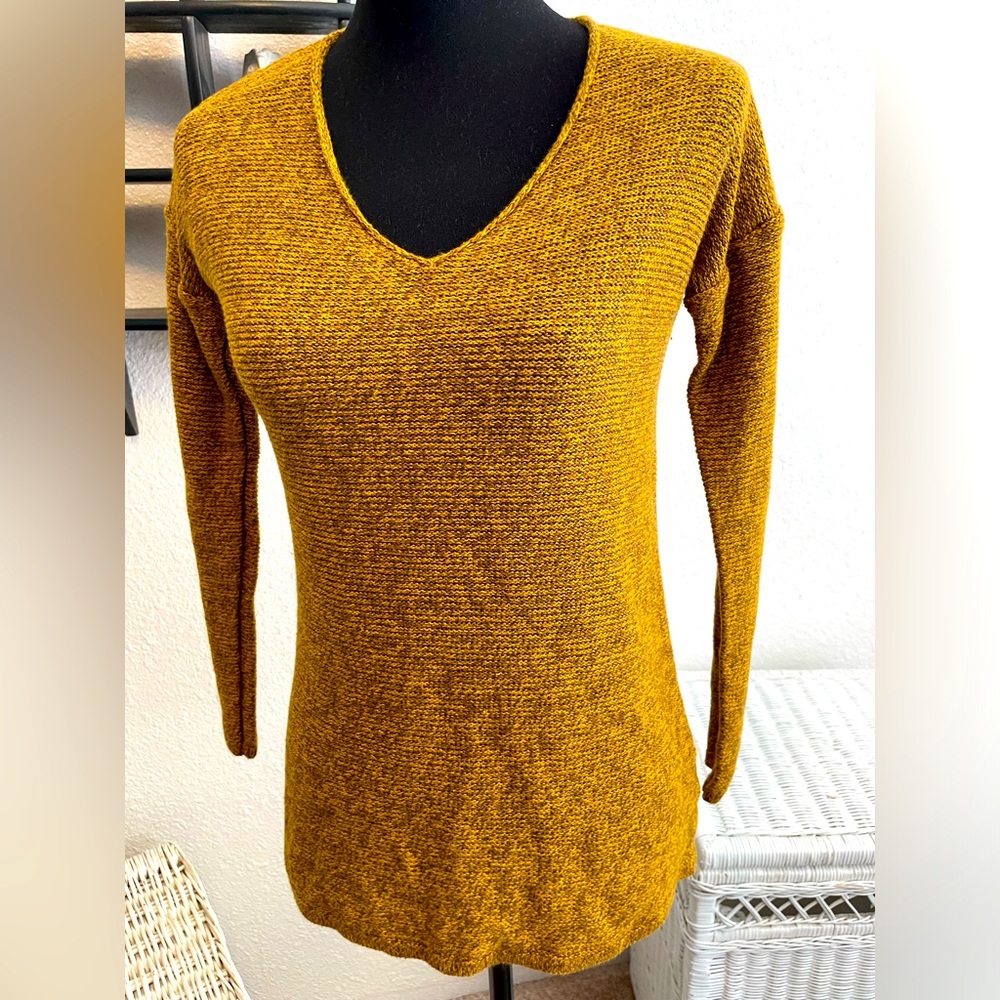 Old Navy XS sweater - gold tone and black V-neck like new condition